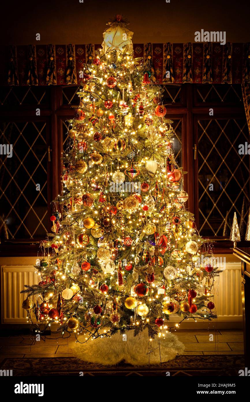 Arbre de Noël traditionnel dans une maison britannique Banque D'Images