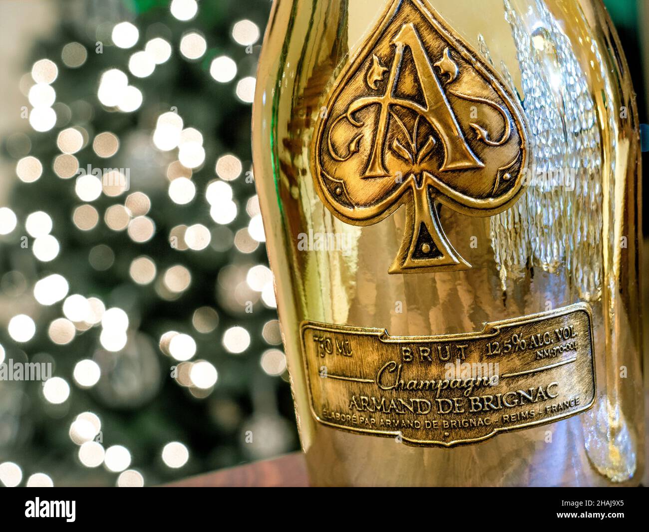 Armand de Brignac « Ace of Spades » CHAMPAGNE une bouteille de champagne de luxe en or métallique avec lumières scintillantes derrière Banque D'Images