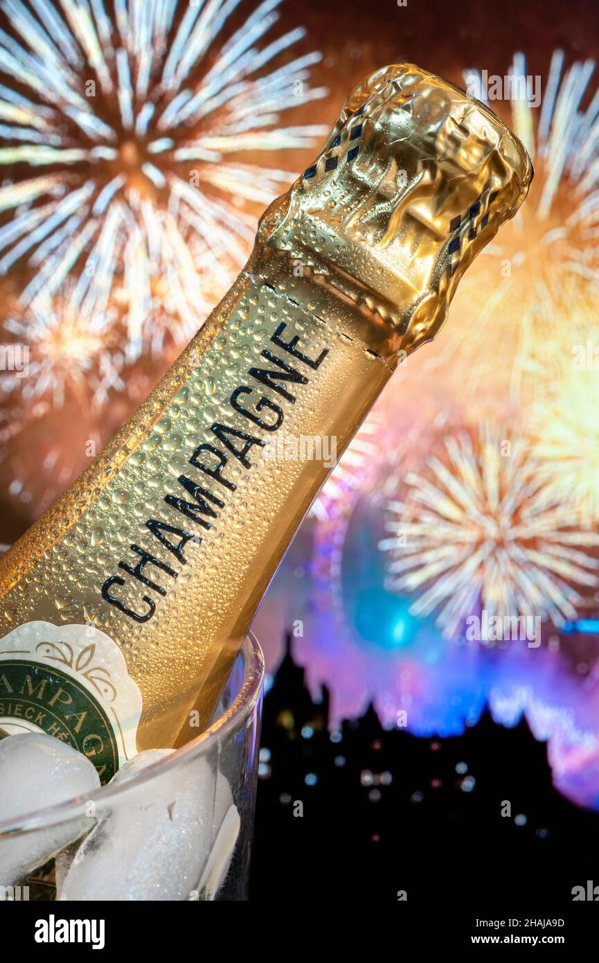 Champagne Fireworks 2022 sur glace dans une glacière à vin avec feux d'artifice de fête derrière.Charles Heidseck label France Banque D'Images