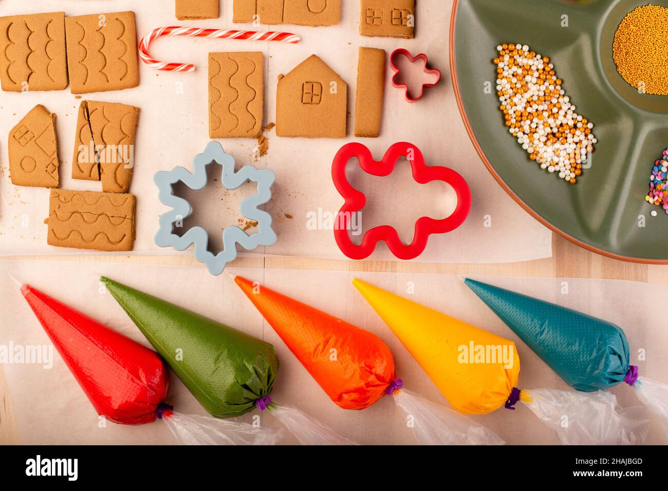 Biscuits maison de pain d'épice prêts à être décorés avec glaçage royal coloré.Artisanat traditionnel de noël. Banque D'Images