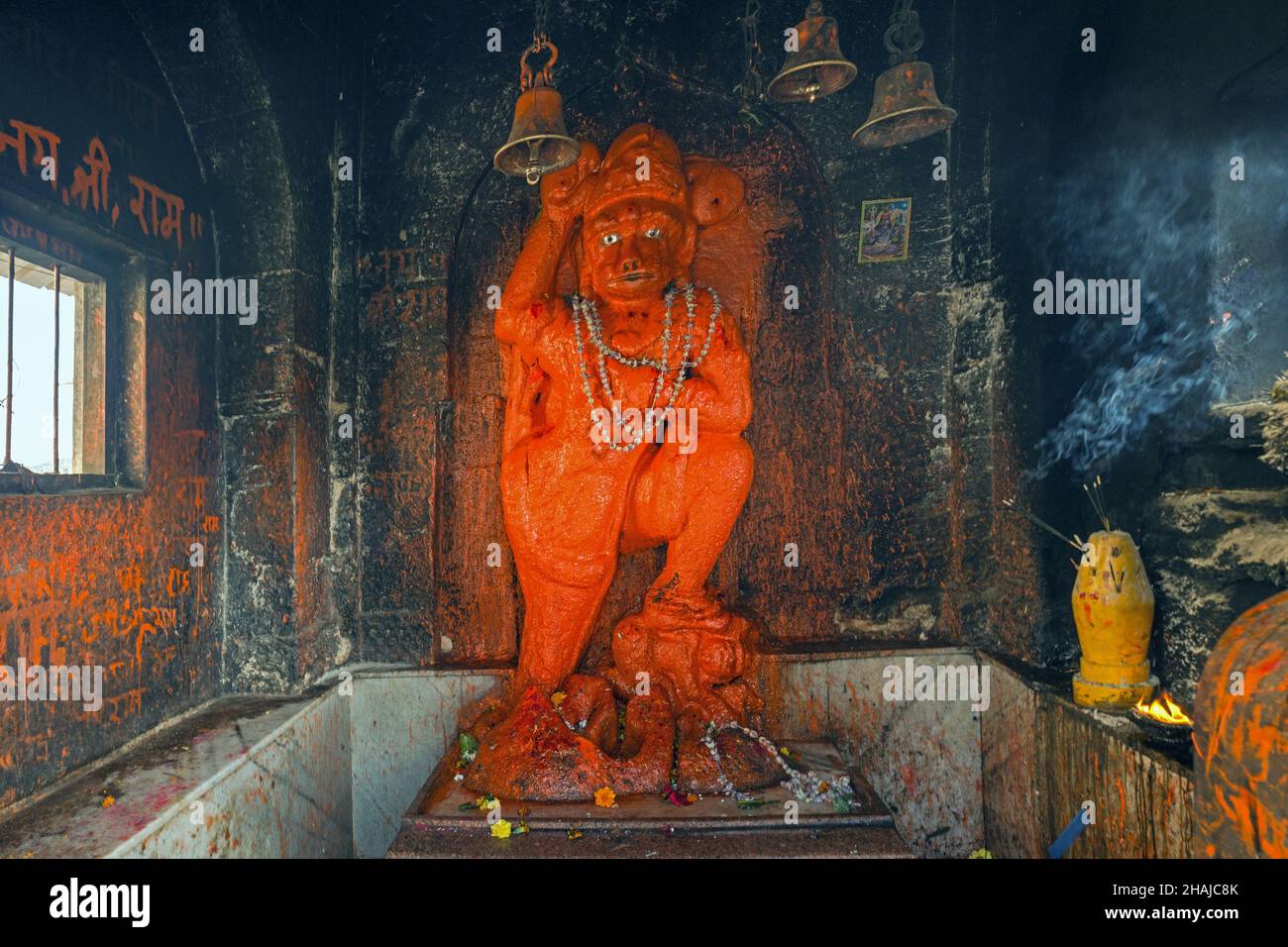 01 04 2018 Statue Hanuman d'époque à l'intérieur d'une petite partie de la srine du temple de Mahakali Comple Chandrapur Chanda Maharashtra Inde. Banque D'Images