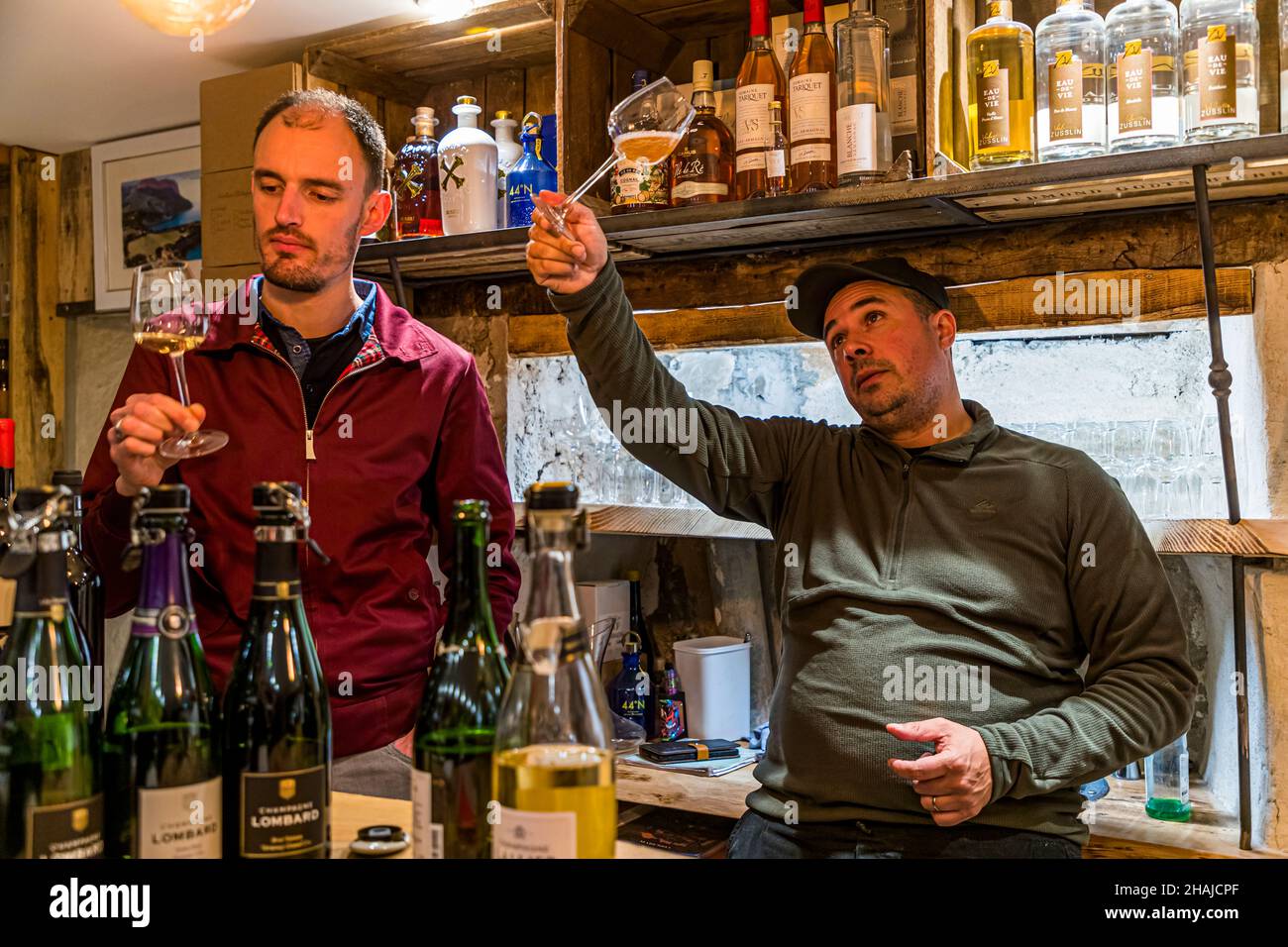 Alexander Dimtch, chef et propriétaire du restaurant et hôtel Saint Marc lors de la dégustation de champagne à Aups, France Banque D'Images