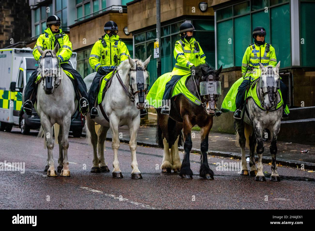 La police à cheval attend patiemment que les manifestants se rendent dans le centre de Glasgow.COP26 6th novembre 2021 Banque D'Images