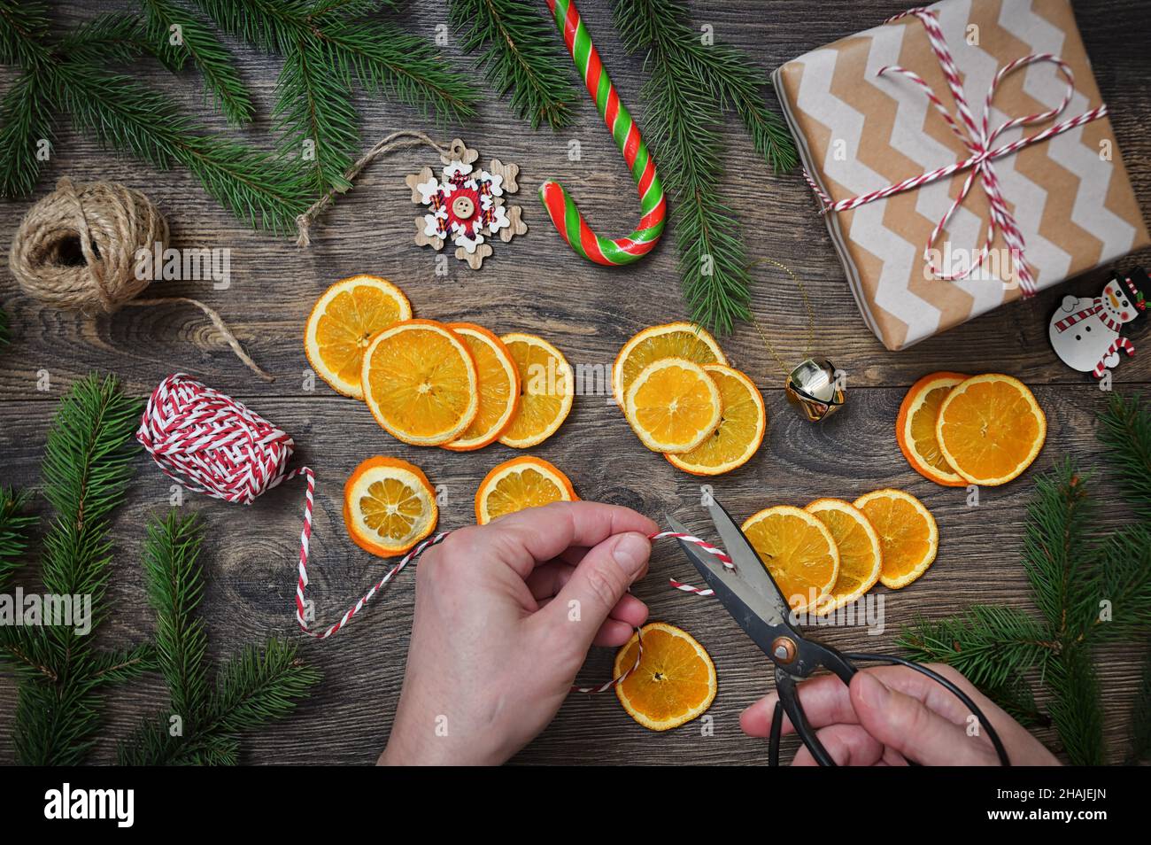 Décoration de table vintage Holidays avec tranches d'orange séchées Banque D'Images