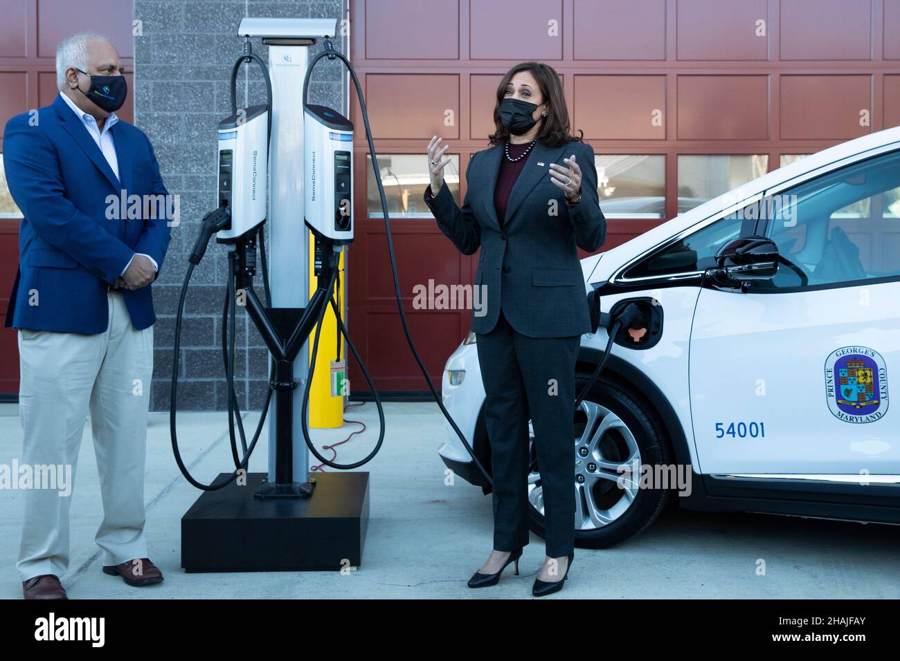 Le vice-président américain Kamala Harris (R) se trouve à côté de Mahi Reddy (L), PDG et fondateur de SemaConnect, et d'un véhicule électrique tout en recevant un briefing sur les travaux d'électrification de la flotte de véhicules du comté de Prince George, lors d'une visite à l'usine d'entretien de Brandywine à Brandywine, Maryland, États-Unis, le 13 décembre 2021.Harris a annoncé le « Plan d'action pour la charge des véhicules électriques » de l'administration Biden-Harris, qui établira un bureau conjoint de véhicules électriques entre les ministères américains de l'énergie et des Transports.Credit: Michael Reynolds/Pool via CNP/MediaPunch Banque D'Images