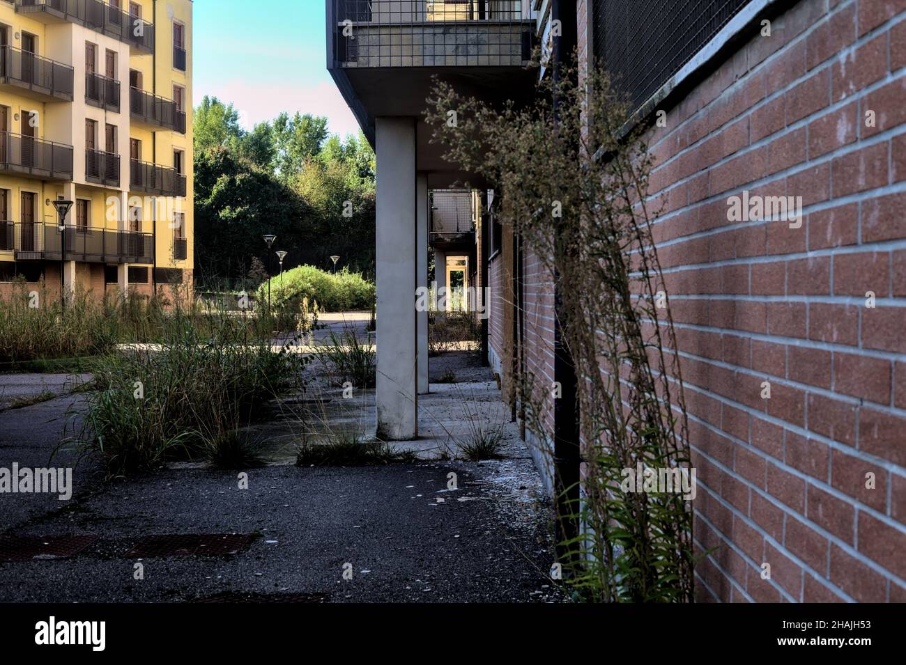 Bâtiments résidentiels abandonnés dans la campagne italienne vus de dessous Banque D'Images