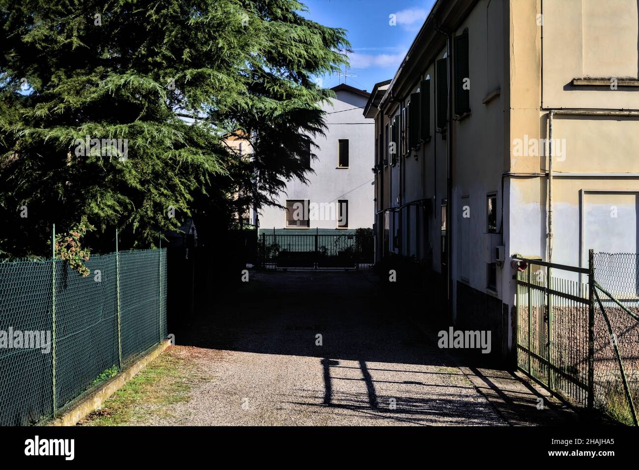 Allée à l'entrée d'une maison de campagne par temps clair Banque D'Images