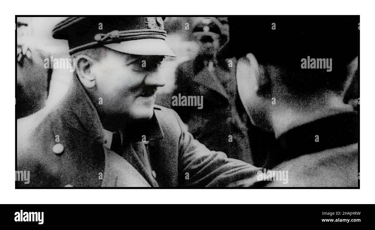 Adolf Hitler décore les membres de son organisation de jeunesse nazie Hitlerjugend avec des médailles de la Croix de fer pour une dernière tentative de protection de Berlin contre les forces avancées de l'Union soviétique le 25 avril 1945.Un des derniers jours Adolf Hitler vu vivant avant son suicide.Alors que les forces soviétiques approchent de son bunker de commandement dans le centre de Berlin le 30 avril 1945, Adolf Hitler se suicide Banque D'Images