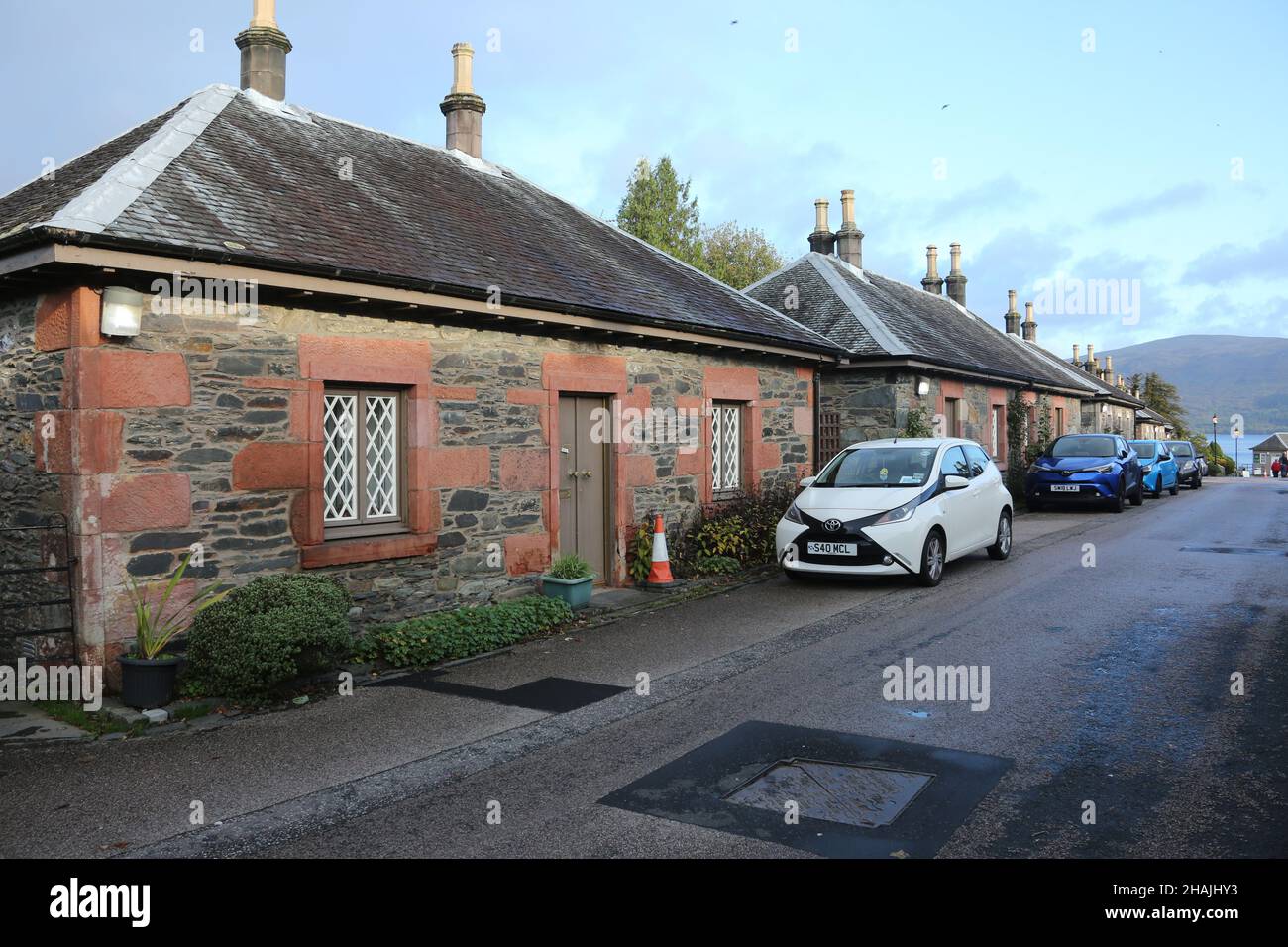 Luss (lus, « herbe » en gaélique) est un village d'Argyll & Bute, en Écosse, sur la rive ouest du Loch Lomond. Banque D'Images