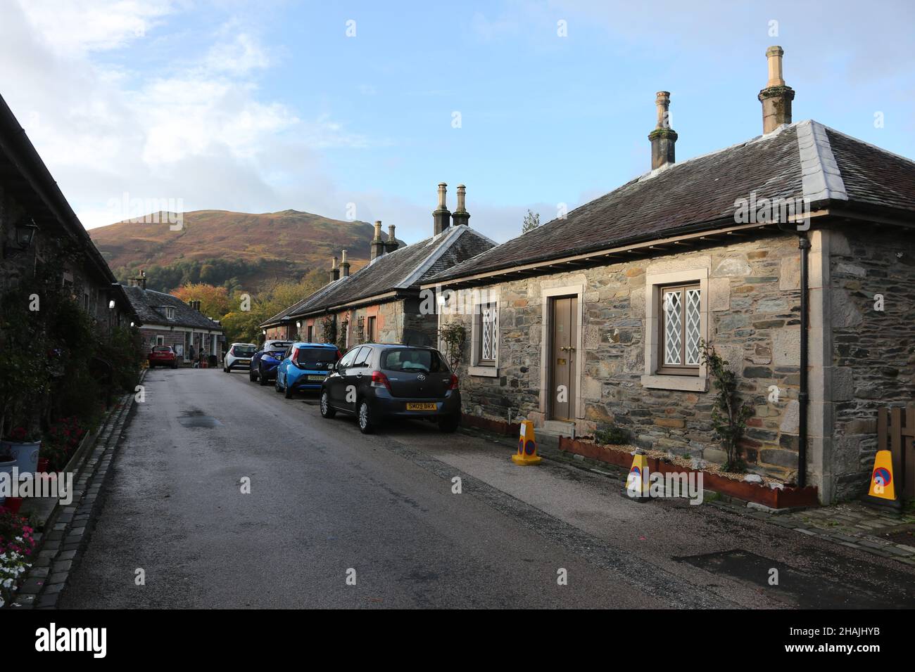 Luss (lus, « herbe » en gaélique) est un village d'Argyll & Bute, en Écosse, sur la rive ouest du Loch Lomond. Banque D'Images