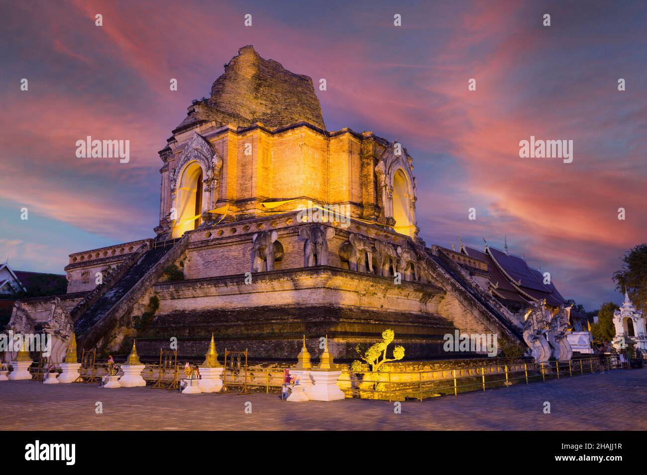 Wat Chedi Luang est un temple bouddhiste situé dans le centre historique de Chiang Mai, en Thaïlande. Banque D'Images