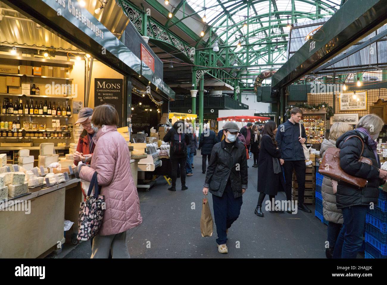 Londres, Royaume-Uni, 13 décembre 2021 : le marché de quartier est en plein air, permettant des achats sans masque, bien que certains gardent leurs masques en permanence car ils sont obligatoires dans d'autres magasins et dans les transports en commun.Avec une baisse d'environ 20 % du nombre de navetteurs aujourd'hui comme l'ordre du gouvernement de travailler de la maison là où cela a commencé, les stands de nourriture qui dépendent des heures de déjeuner personnalisées des employés de bureau sont susceptibles de subir une perte de revenus.Le trafic touristique est également plus bas que d'habitude.Anna Watson/Alay Live News Banque D'Images