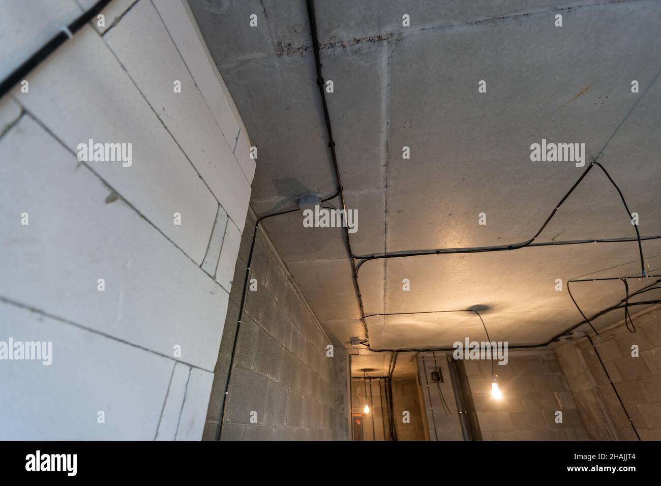 Le processus d'installation de cadres métalliques pour placoplâtre - cloisons sèches - pour la fabrication de murs de gypse dans l'appartement est en construction, remodelage Banque D'Images