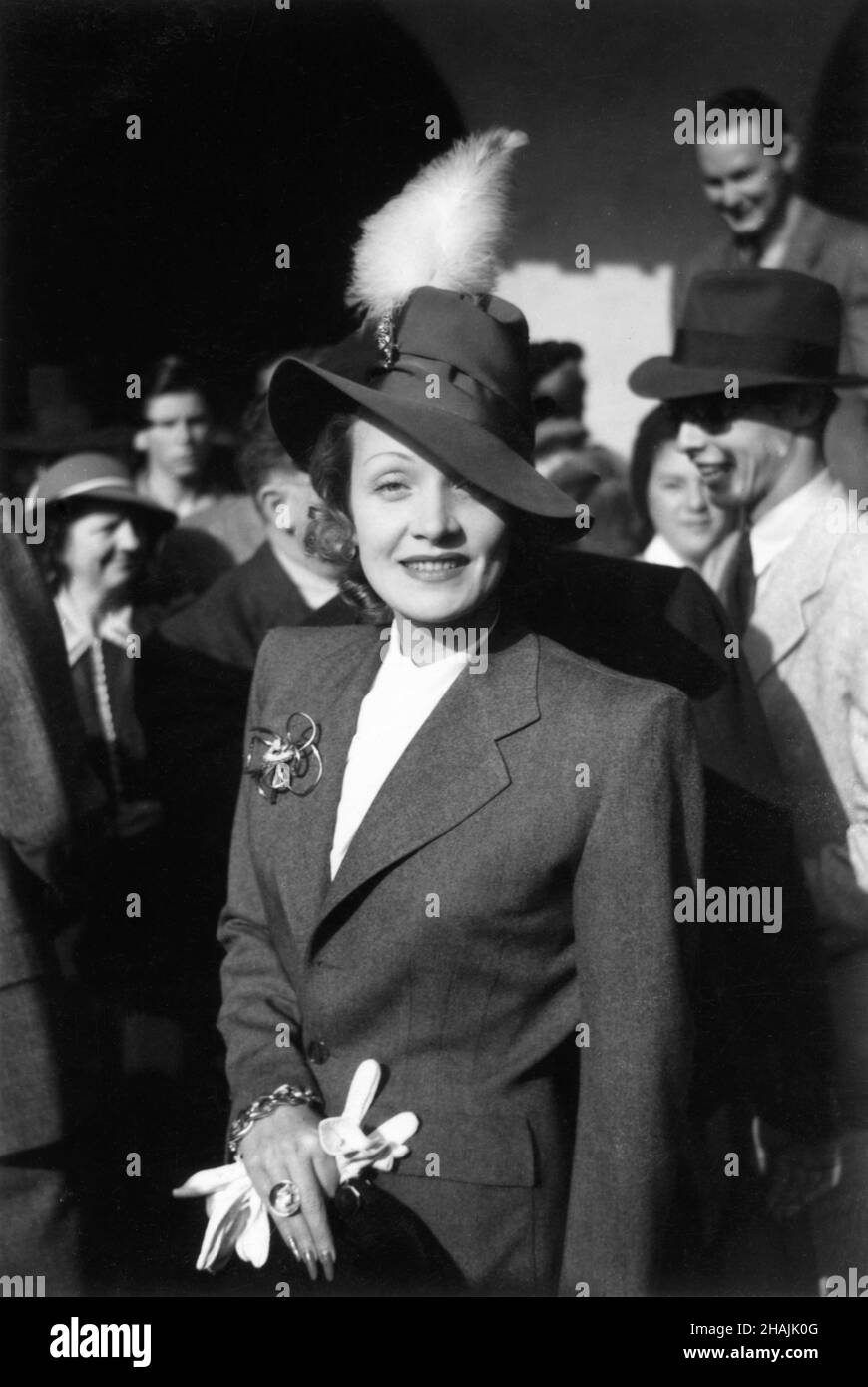 MARLENE DIETRICH Portrait de Candid avec la foule lors d'un événement non identifié vers 1942 Banque D'Images
