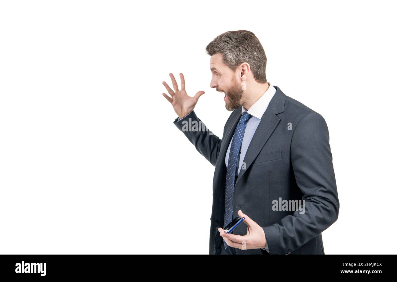 Homme d'affaires en colère dans le costume formel crier gesticalant isolé sur l'espace de copie blanc, la colère Banque D'Images