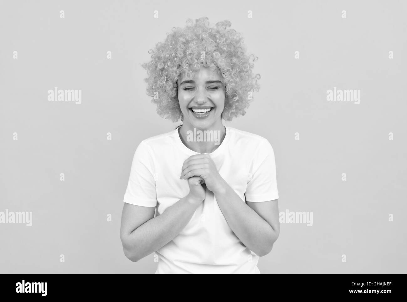 être de bonne humeur. bonne dame s'amuser. aller fou. look de fête fantaisie. femme fréalante dans la perruque Banque D'Images