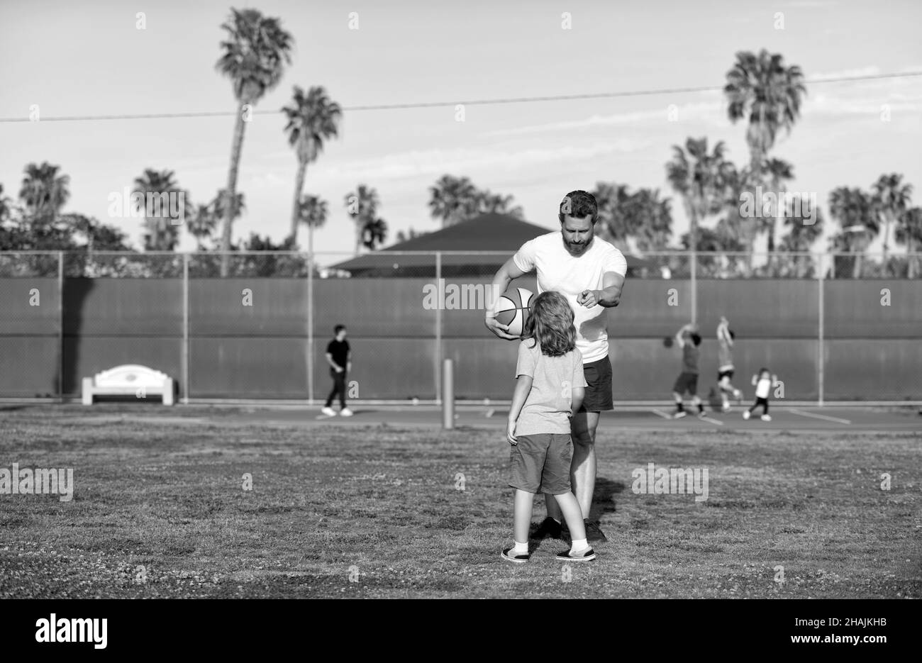 père et fils jouent au basket-ball en plein air. joyeux fête des pères. famille sympathique Banque D'Images