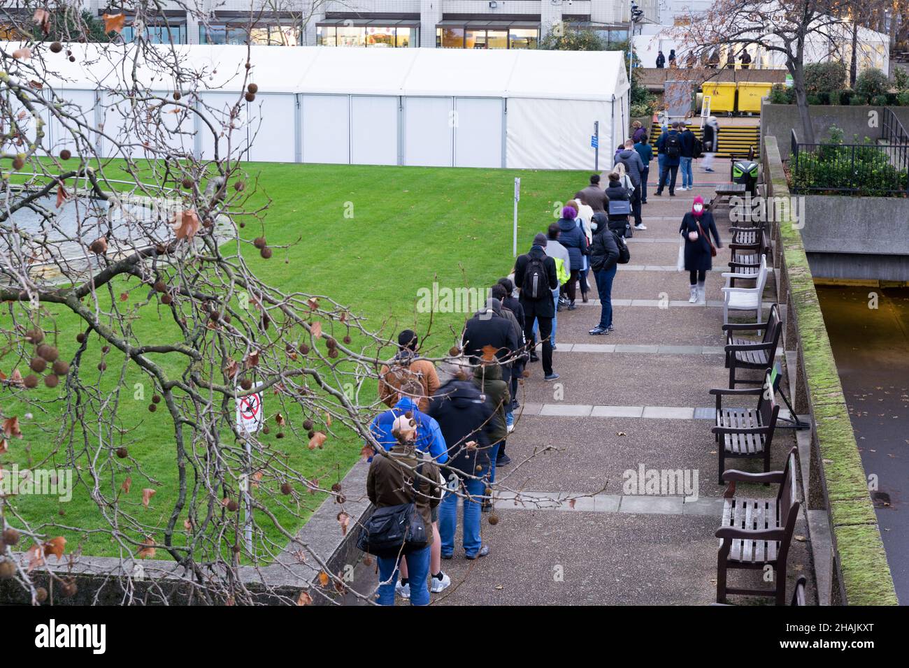 Londres Royaume-Uni 13 décembre 2021.Les gens ont rejoint la file d'attente de six heures pour recevoir la vaccination contre le covid-19 comme programme de rappel de turbocharge du gouvernement britannique et du NHS contre la vague de marée d'Omicron.Tous les adultes en Angleterre se verront offrir un jab de rappel d'ici la fin de l'année, alors que le niveau d'alerte Covid a été relevé de niveau 3 à niveau 4 dimanche dernier.Credit: Xiu Bao/Alamy Live News Banque D'Images