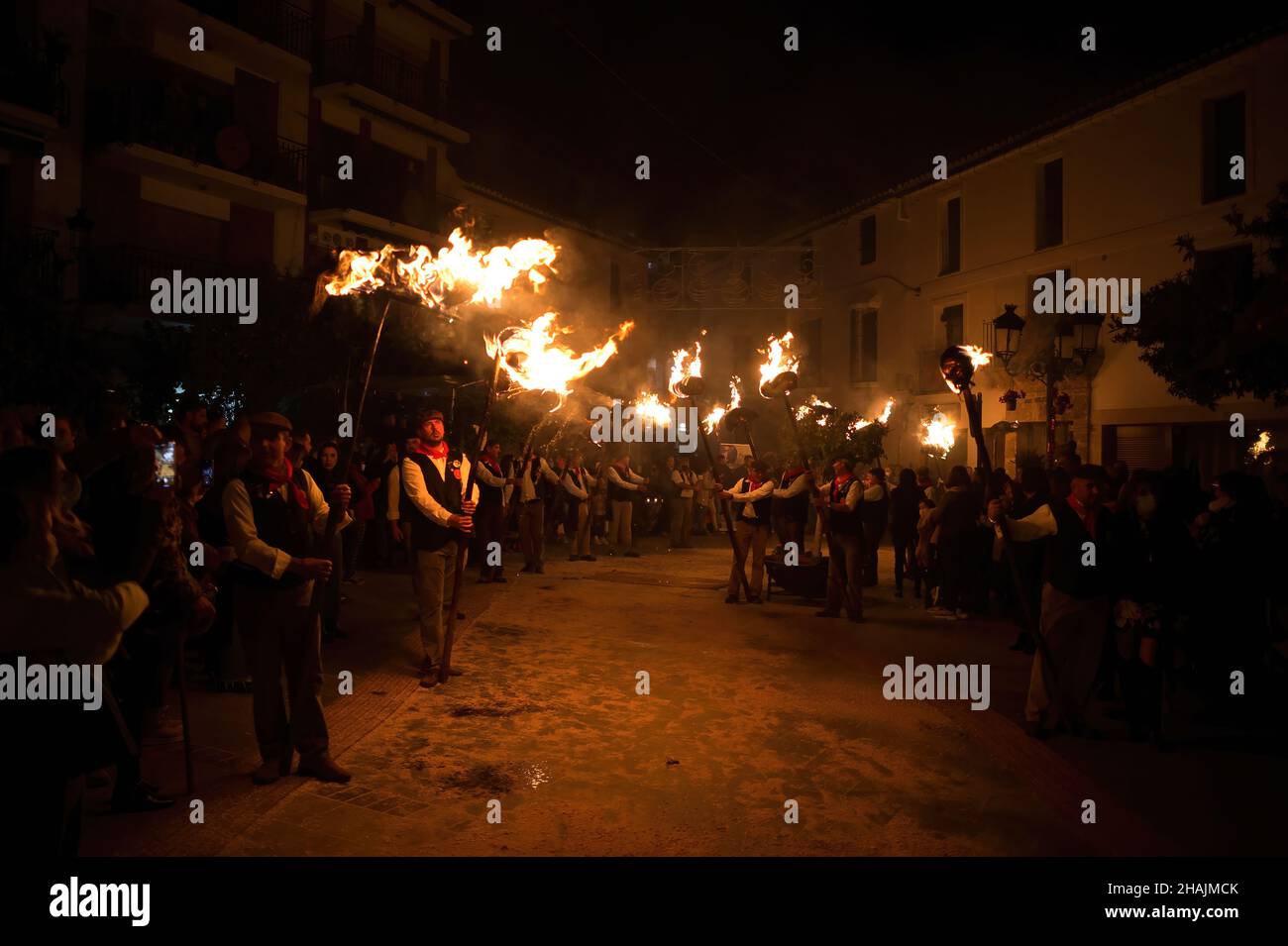 On voit des villageois tenir des torches dans la rue pendant la célébration de la procession de la Vierge de 'Divina Pastora'.À la veille de la fête de Sainte-Lucie dans le petit village de Casarabonela, chaque nuit du 12 décembre pendant la saison de Noël, les villageois prennent part à la célébration antique de 'Los Rondeles' portant des paniers de wckers en feu (également connu sous le nom de 'rondeles') trempés dans l'huile.Le long des rues, la Vierge de 'Los Rondeles' est honorée par les dévotés dans un rituel de lumière et de feu comme action de grâce pour la récolte obtenue. Banque D'Images