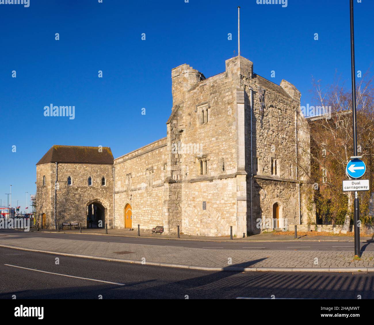God's House Tower, également connu sous le nom de Saltmarsh Gate, un portier datant de 13th ans situé dans les remparts médiévaux de la ville de Southampton Banque D'Images