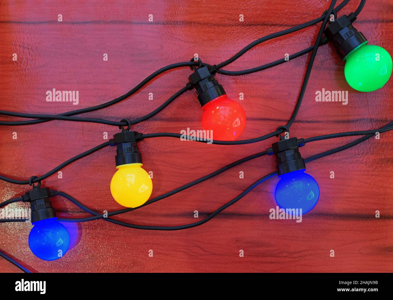 Guirlande de Noël avec ampoules multicolores sur fond marron Photo Stock -  Alamy