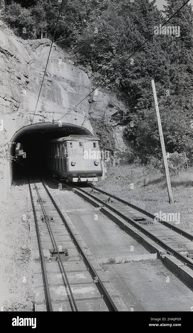 1960s, historique, un train de montagne suisse sortant du tunnel, Alpes suisses. Banque D'Images