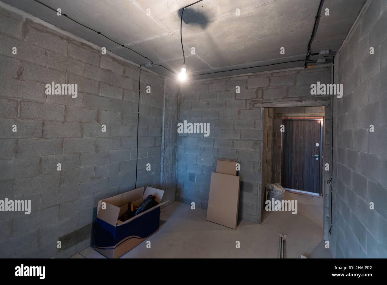 Le processus d'installation de cadres métalliques pour placoplâtre - cloisons sèches - pour la fabrication de murs de gypse dans l'appartement est en construction, remodelage Banque D'Images