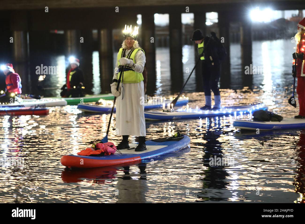 Norrköping, Suède.13th, décembre 2021.Défilé de Lucia, sur paddleboards stand-up, à Motala Ström à Norrköping, en Suède, lundi soir.Crédit : Jeppe Gustafsson/Alay Live News Banque D'Images