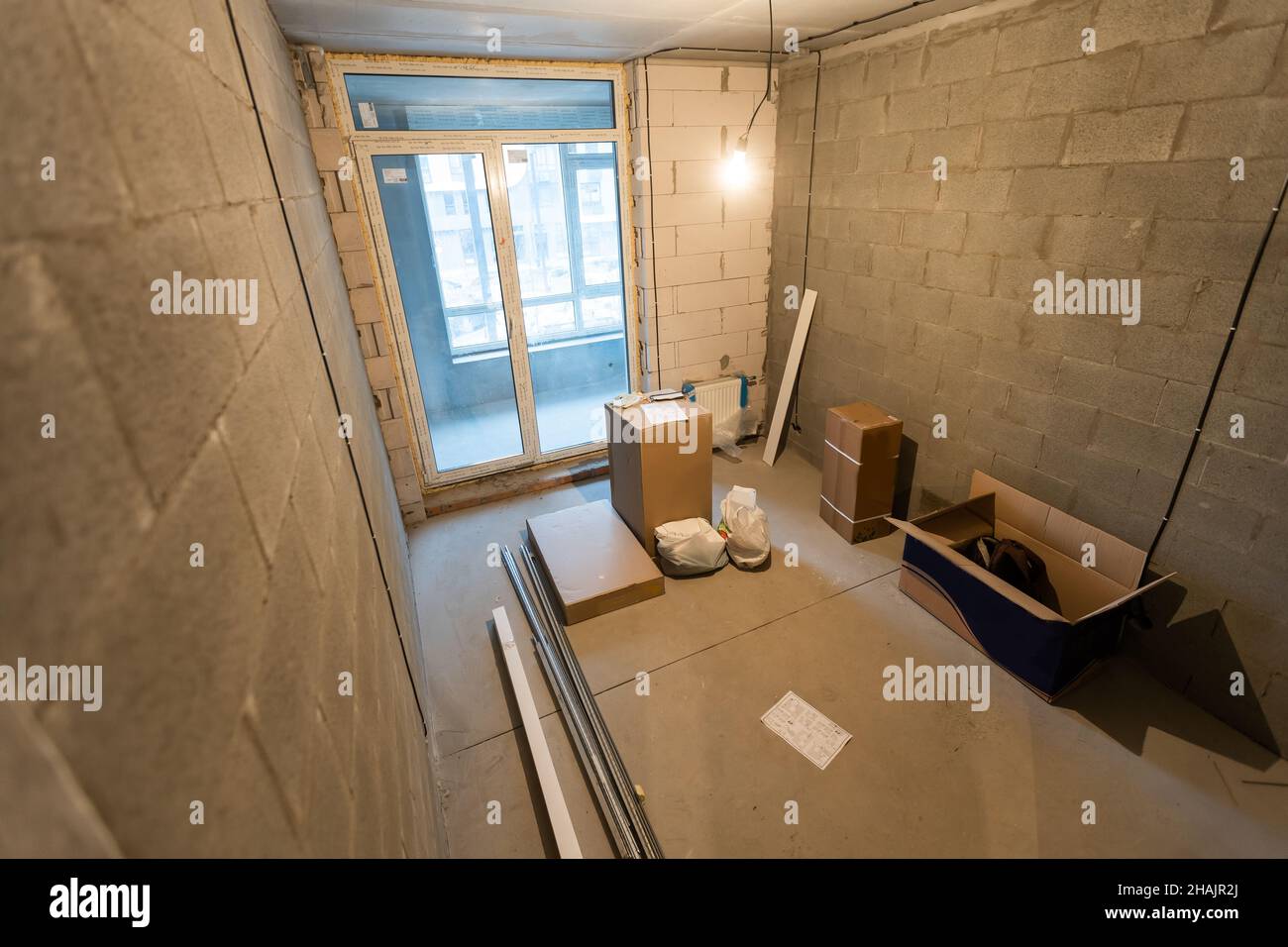 Le processus d'installation de cadres métalliques pour placoplâtre - cloisons sèches - pour la fabrication de murs de gypse dans l'appartement est en construction, remodelage Banque D'Images