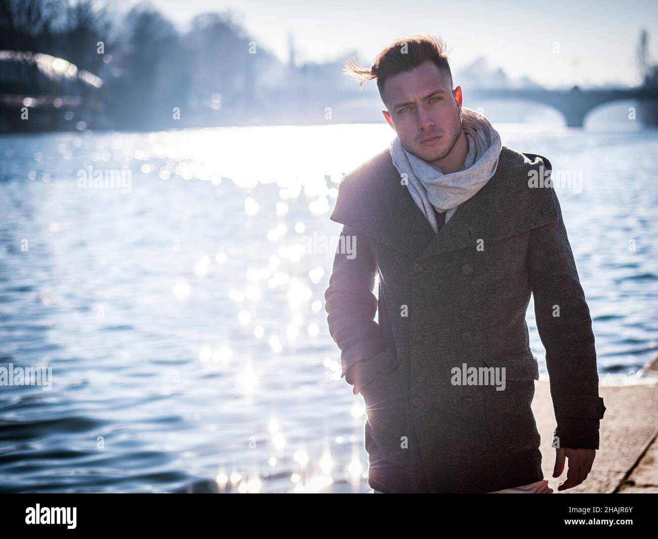 Un beau jeune homme en milieu urbain dans la ville européenne Banque D'Images
