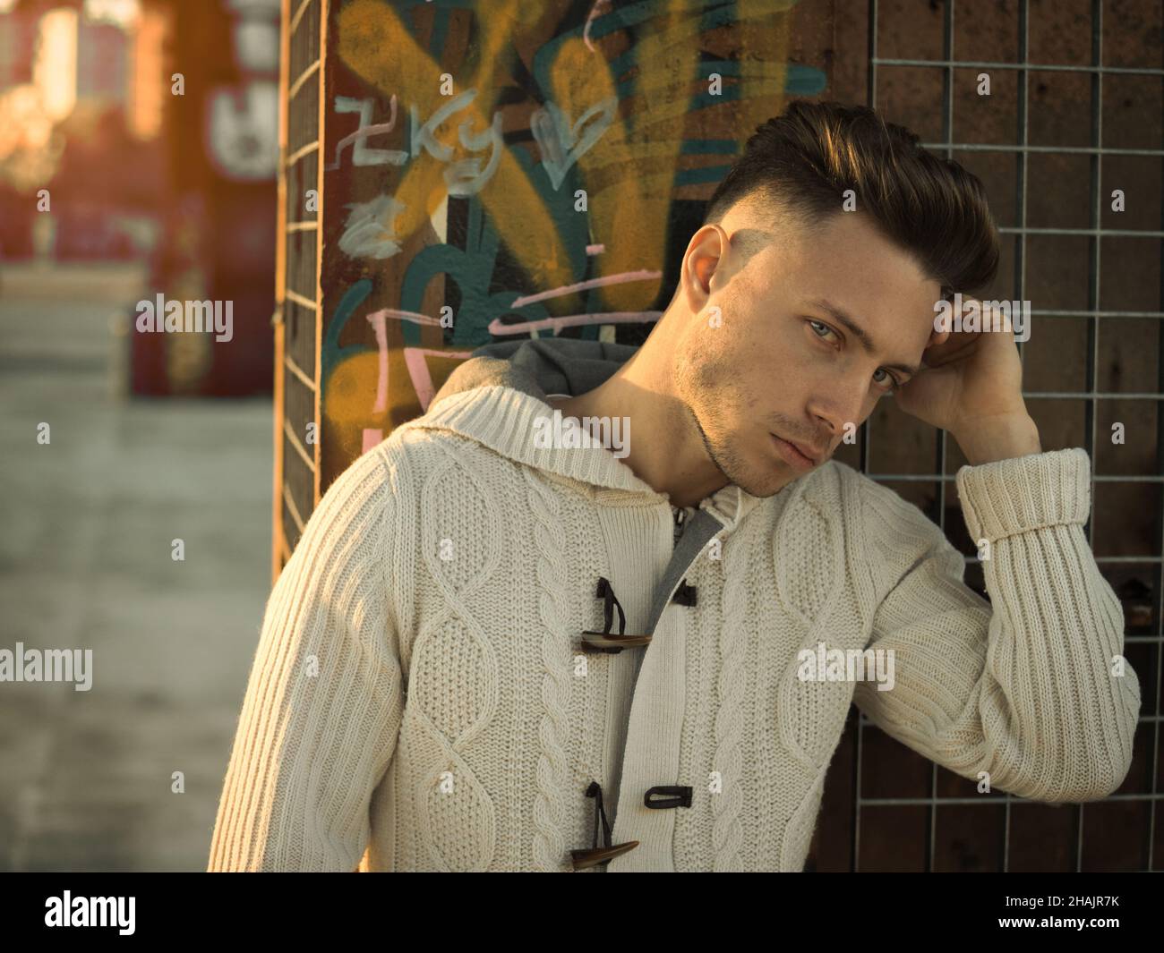 Beau jeune homme en ville, environnement industriel Banque D'Images