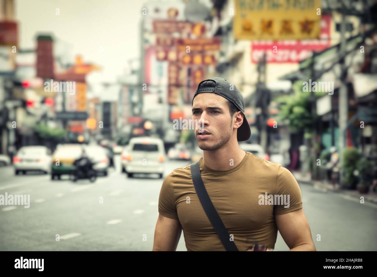Beau jeune homme marchant dans Bangkok, Thaïlande Banque D'Images