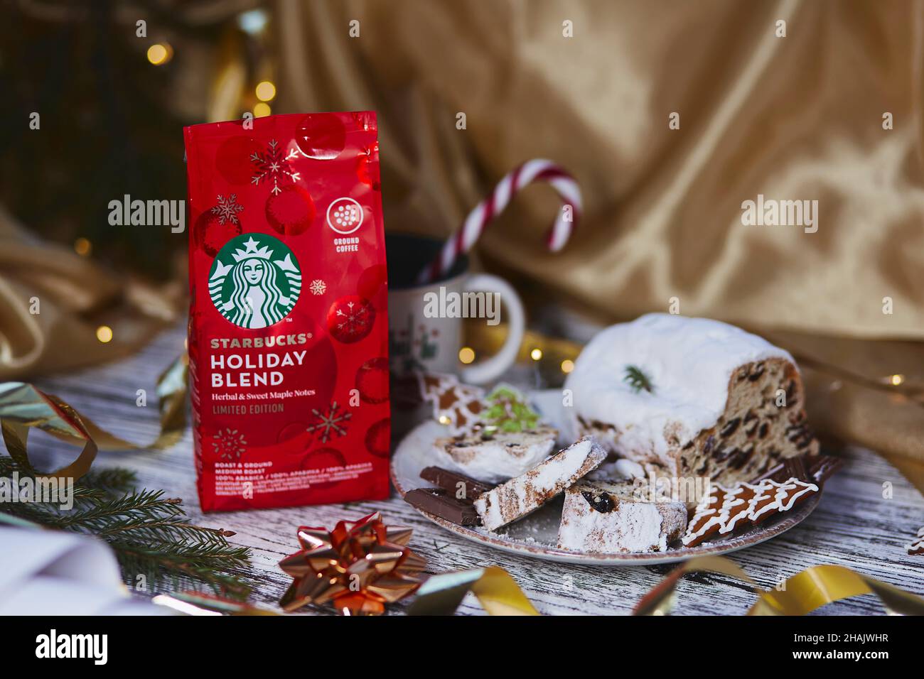 Kiev, Ukraine - 11 décembre 2021 : café starbucks esthétique dans un paquet de fête rouge avec un bâton de cône de bonbon de tasse.Stollen de Noël, biscuits et chocola Banque D'Images