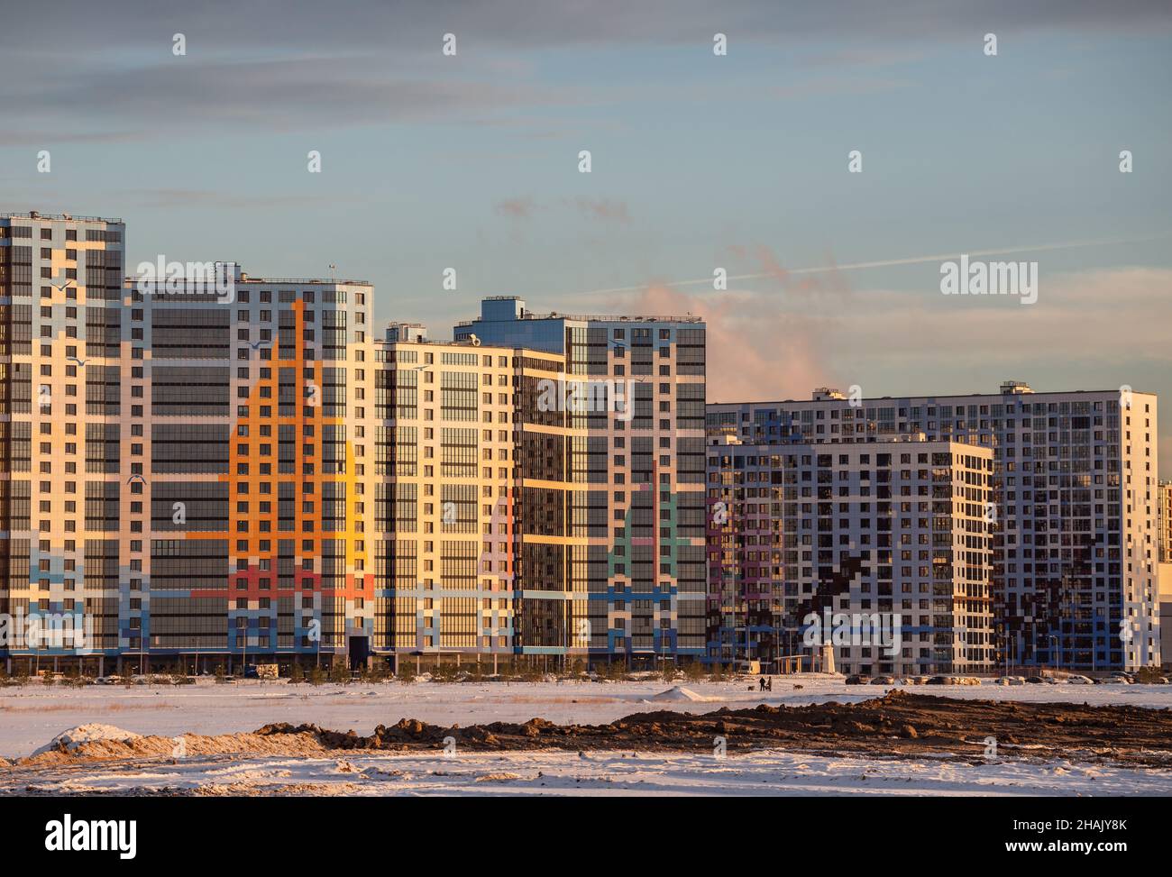 Saint-Pétersbourg, Russie - 10 décembre 2021 : nouveaux bâtiments résidentiels modernes aux façades colorées.Zone résidentielle sur les territoires alluviaux de V Banque D'Images