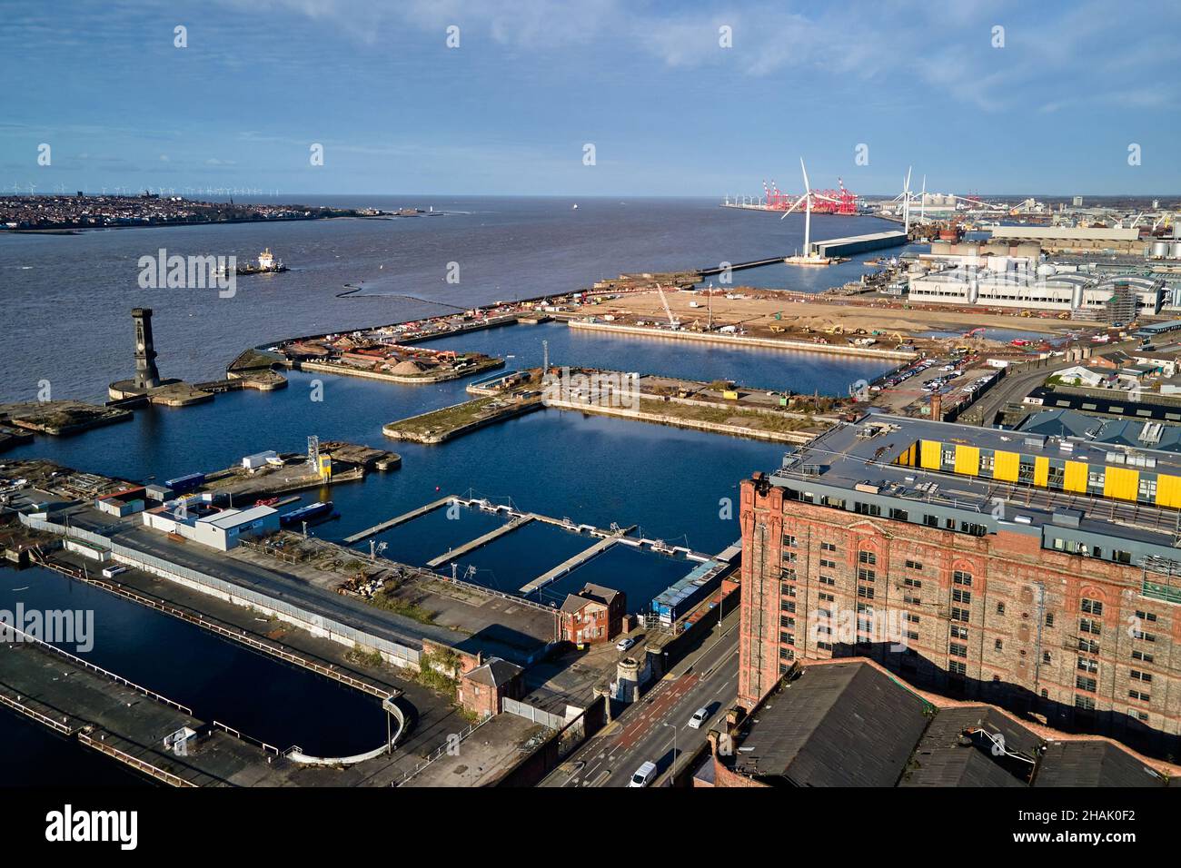 Liverpool, Merseyside, Royaume-Uni - décembre 02 2021.Une vue aérienne générale de l’entrepôt de tabac et de front de mer de grade II de Liverpool avec Bramley-Moore Doc Banque D'Images