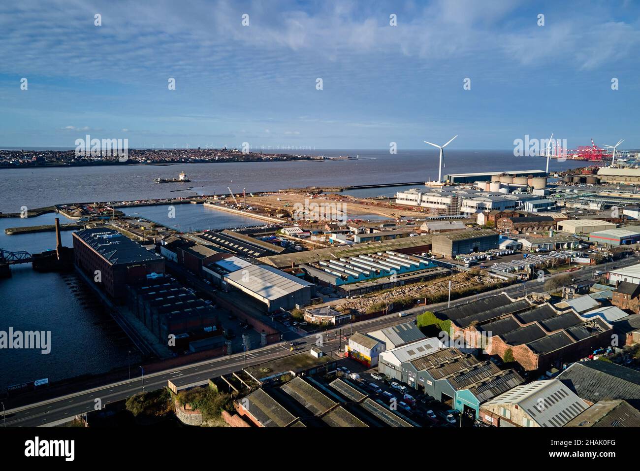 Liverpool, Merseyside, Royaume-Uni - décembre 02 2021.Une vue aérienne générale de l’entrepôt de tabac et de front de mer de grade II de Liverpool avec Bramley-Moore Doc Banque D'Images