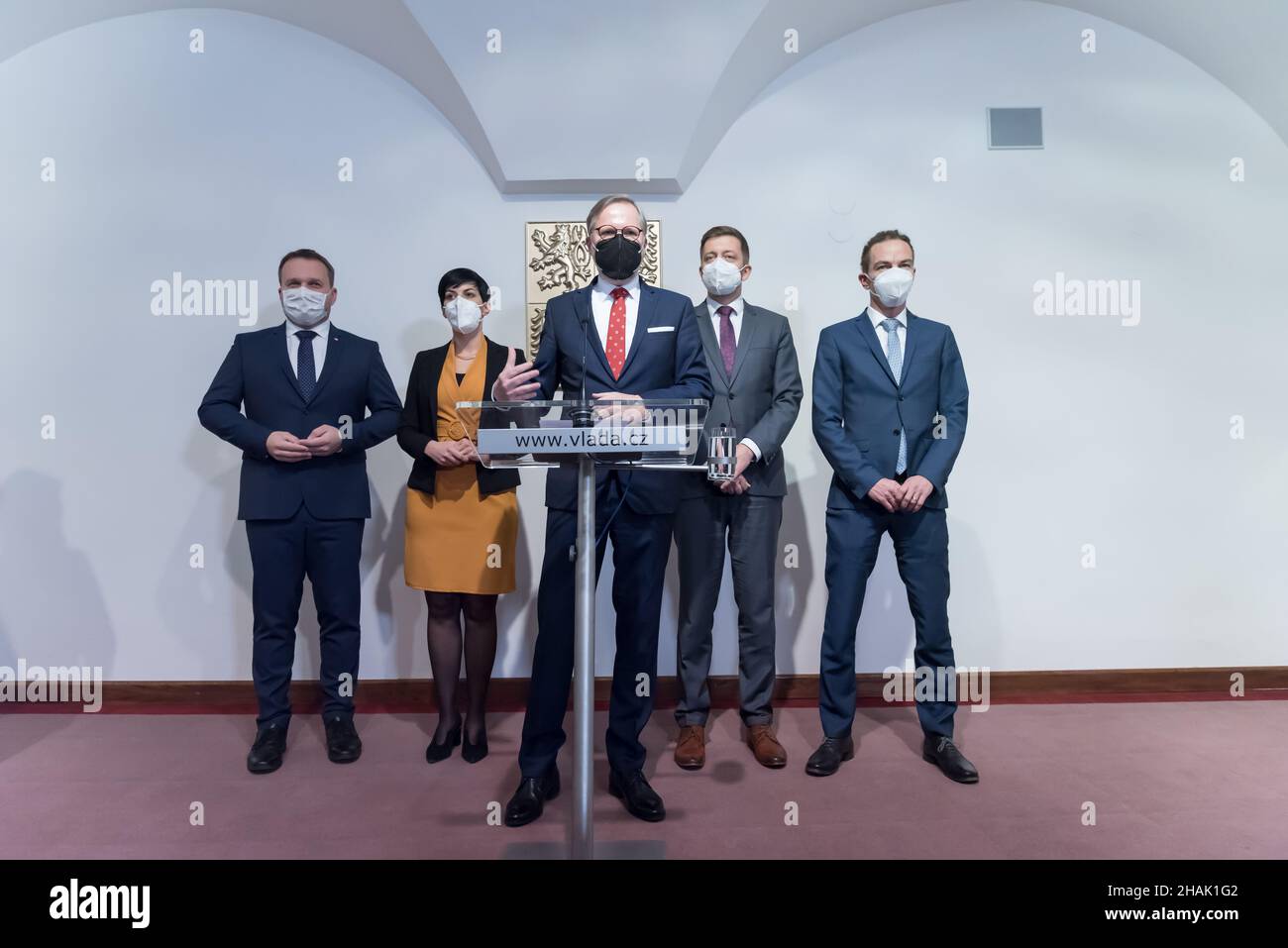 Marian Jurecka, président du parti KDU-CSL, Marketa Pekarova Adamova, présidente du parti TOP09, Petr Fiala, nouveau Premier ministre tchèque, vit Rakusan, président du parti STAN et Ivan Bartos, président du parti Pirate tchèque Pirati (de gauche à droite) sont vus lors d'une conférence de presse.Le nouveau Premier ministre tchèque Petr Fiala, leader de la coalition SPOLU et président du parti ODS, rencontre le président tchèque Milos Zeman.Petr Fiala a annoncé lors d'une conférence de presse que les membres du nouveau gouvernement seront nommés ce vendredi par le président. Banque D'Images