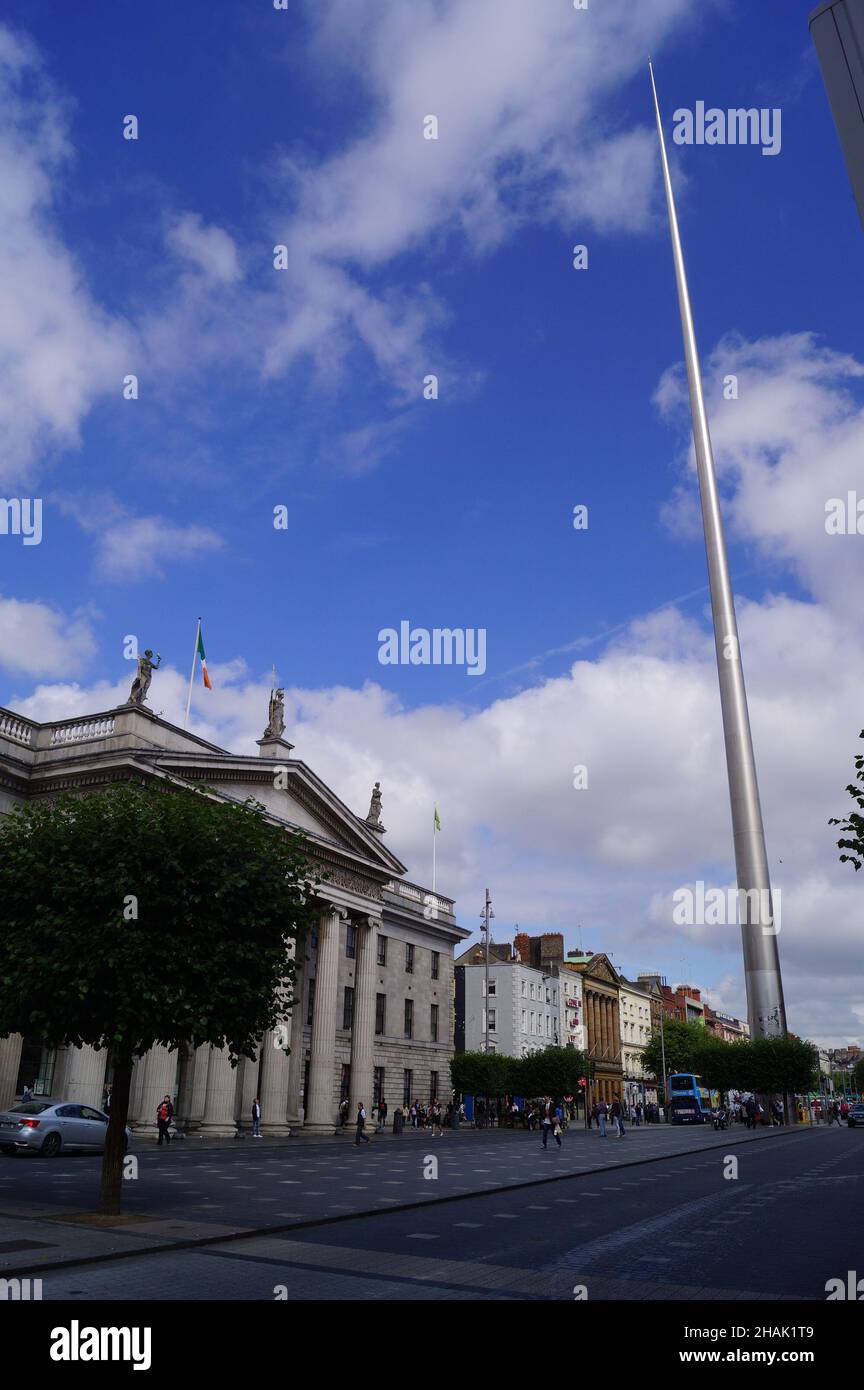 Dublin, Irlande : vue sur le Monument de la lumière (ou le Spire) et la poste dans la rue O'Connell Banque D'Images