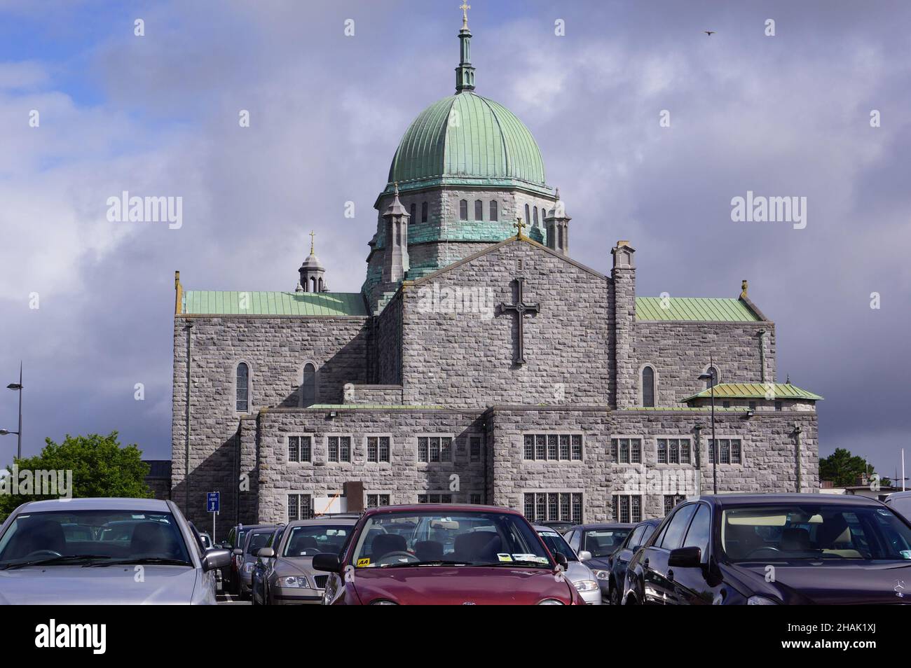 Une vue de la cathédrale notre-Dame assumée dans le ciel et Saint-Nicolas à Galway, Irlande Banque D'Images