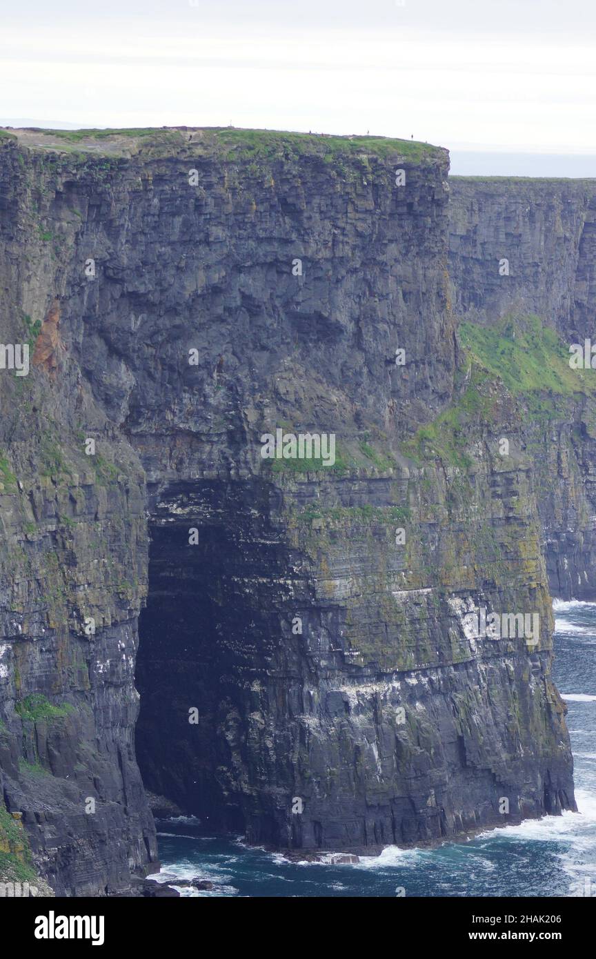 Falaises de Moher, comté de Clare (Irlande) : la grotte de Harry Potter Banque D'Images