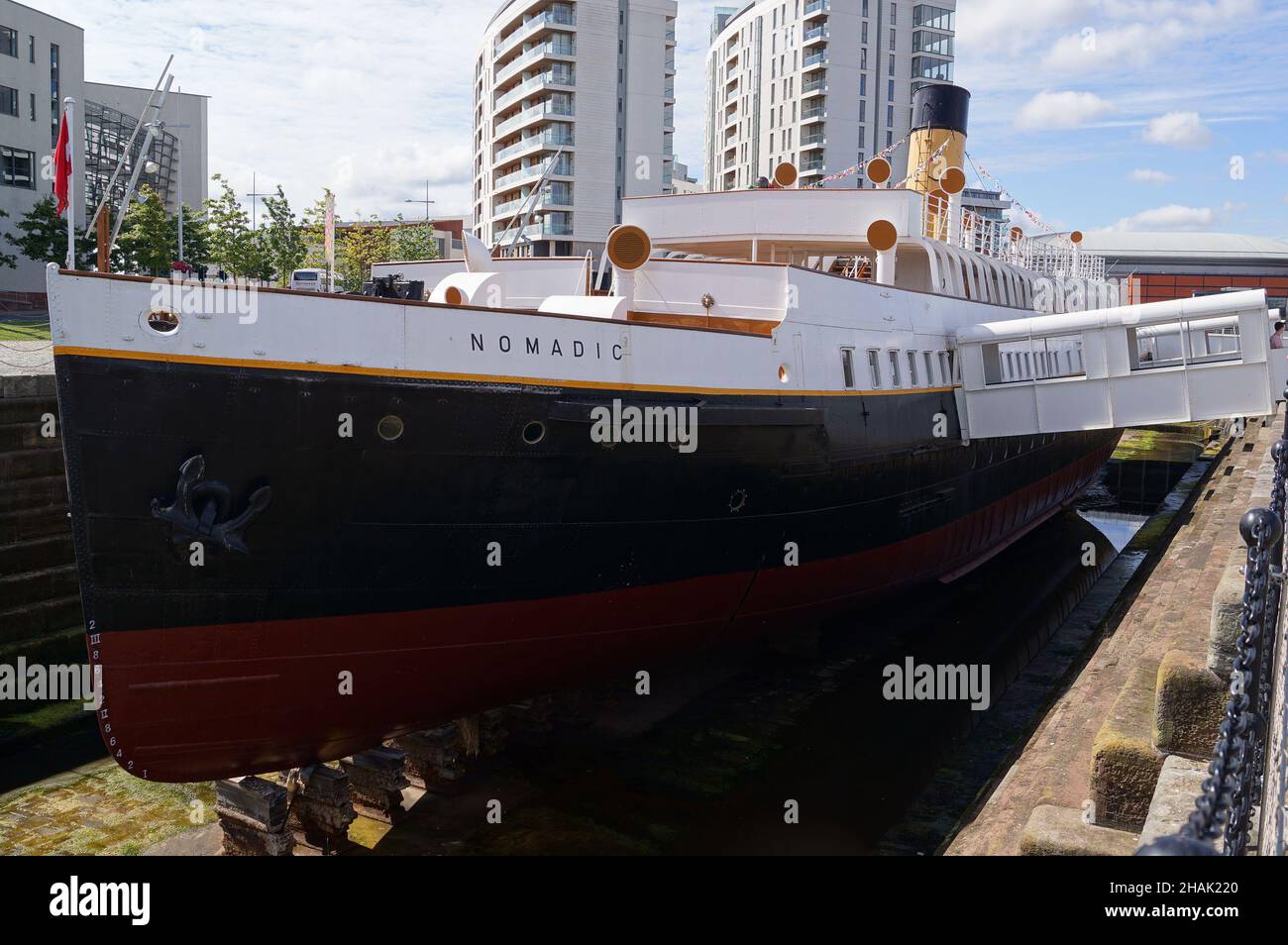 Belfast, Irlande du Nord (Royaume-Uni) : le SS Nomadic au Titanic Belfast, sur le site où le RMS Titanic a été construit Banque D'Images