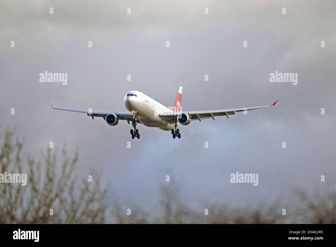 L'AIRBUS A-330 200 de NORDWIND AIRLINES, VP-BUA, approche de la piste 27 à l'aéroport John Lennon de Liverpool avec un envoi d'EPI de Moscou, en Russie Banque D'Images