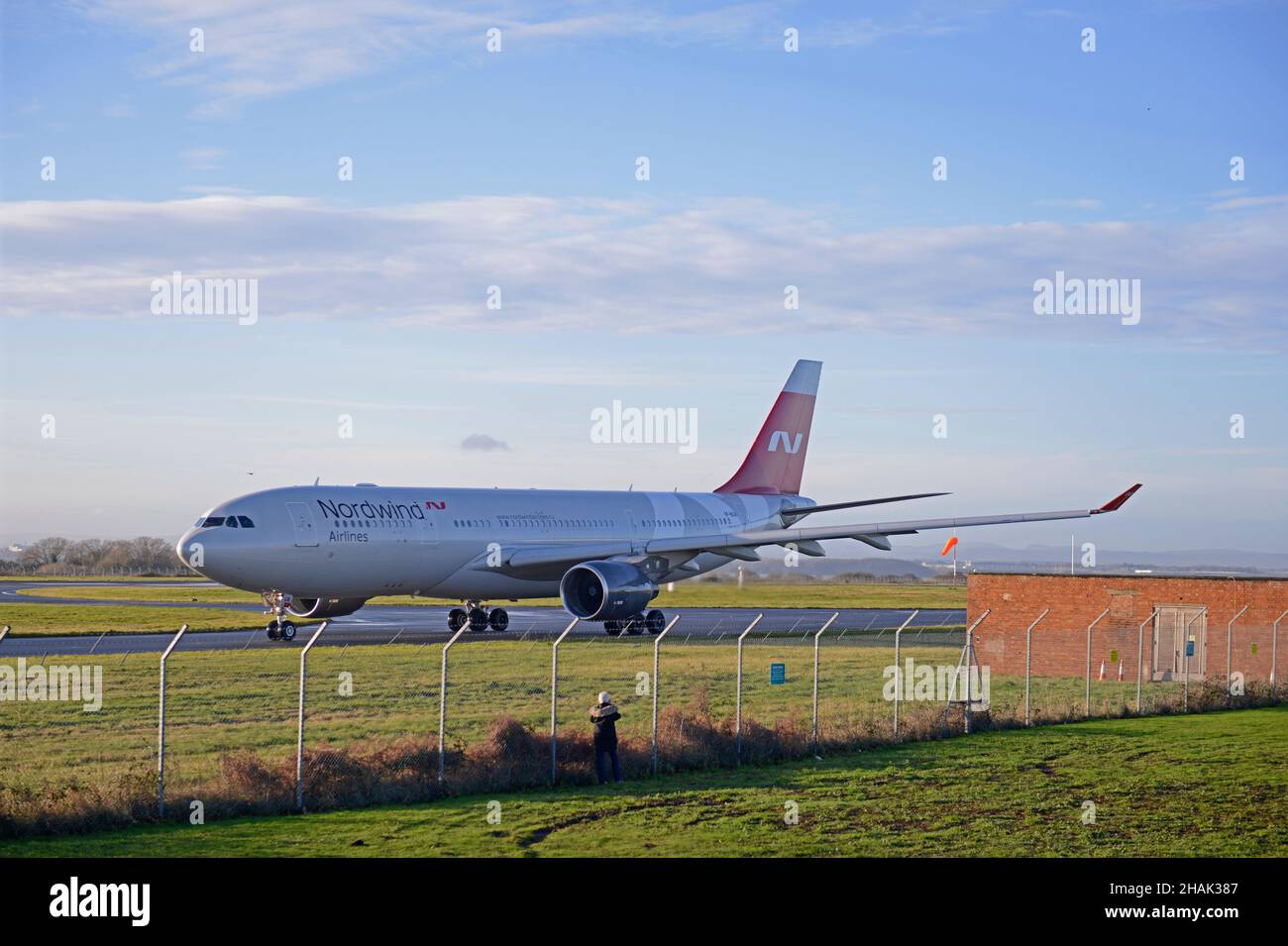 Le vice-président-BUA DE NORDWIND AIRLINES se trouve sur la piste 27 de l'aéroport de Liverpool John Lennon à destination de Moscou, en Russie, après avoir livré une cargaison de EPI. Banque D'Images