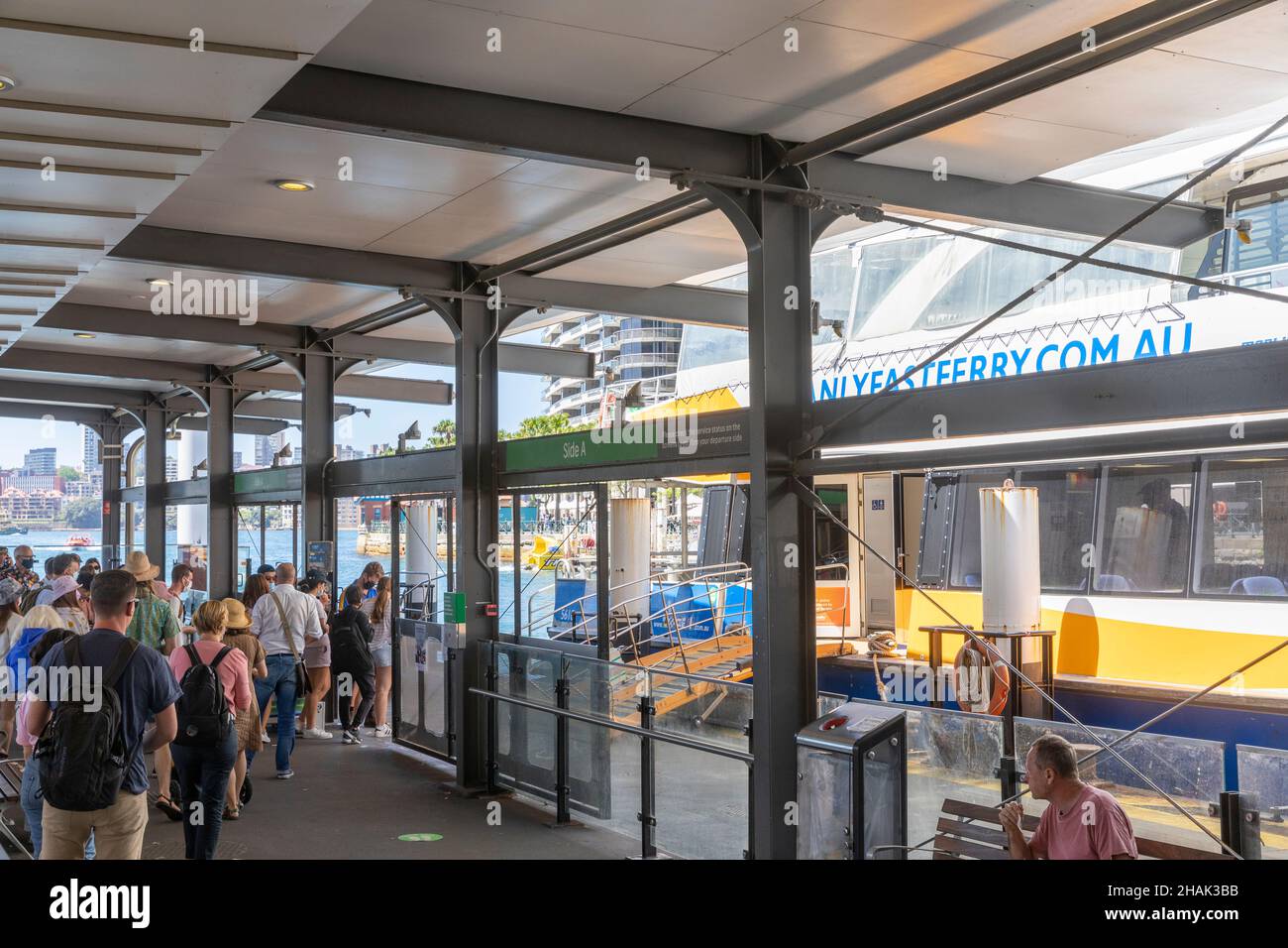 Les passagers du quai de ferry de Circular Quay font la queue pour monter à bord du ferry Manly Fast, Sydney, Australie Banque D'Images