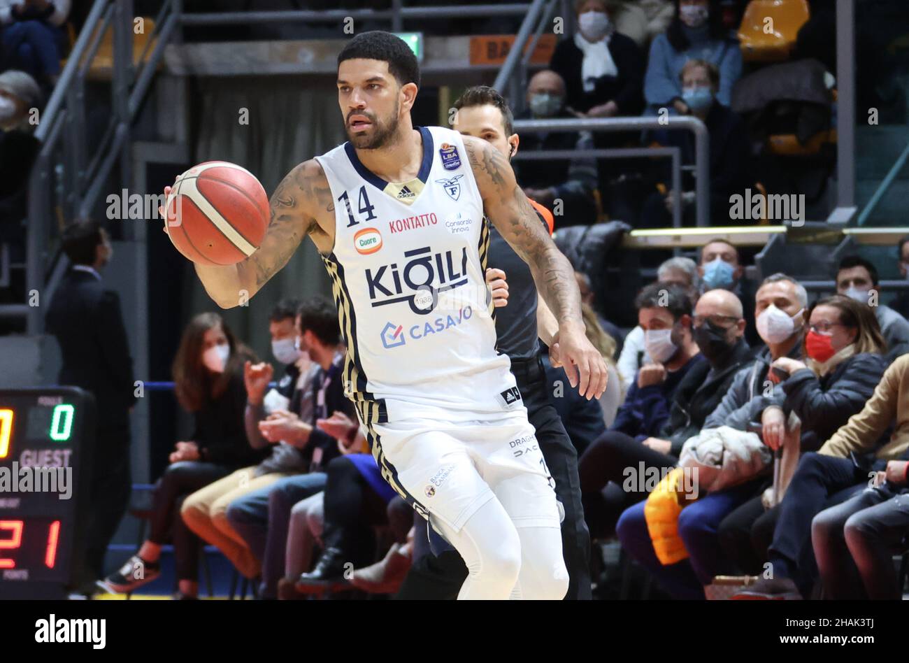 James Feldeine (Fortitudo Kigili Bologna) pendant la série A1 championnat italien de basket-ball LBA Kigili Fortitudo Bologna vs.Allianz Pallacanestro Trieste au palais sportif de Paladozza - Bologne, 13 décembre 2021 - photo: Michele Nucci Banque D'Images