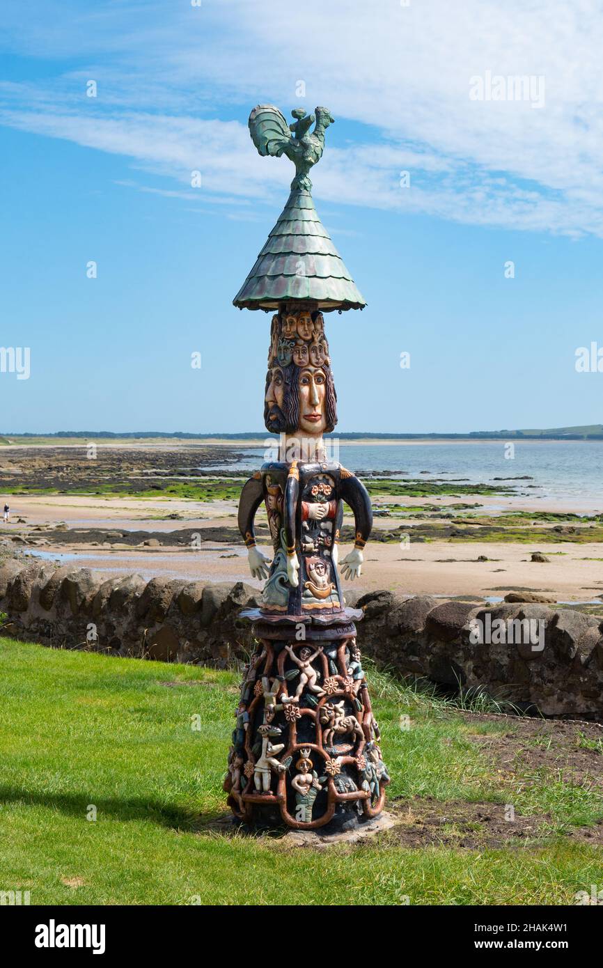 'Malagan' une sculpture de jardin réalisée par Alan Faulds en bois, cuivre et acier - Lower Largo, Fife, Écosse, Royaume-Uni Banque D'Images