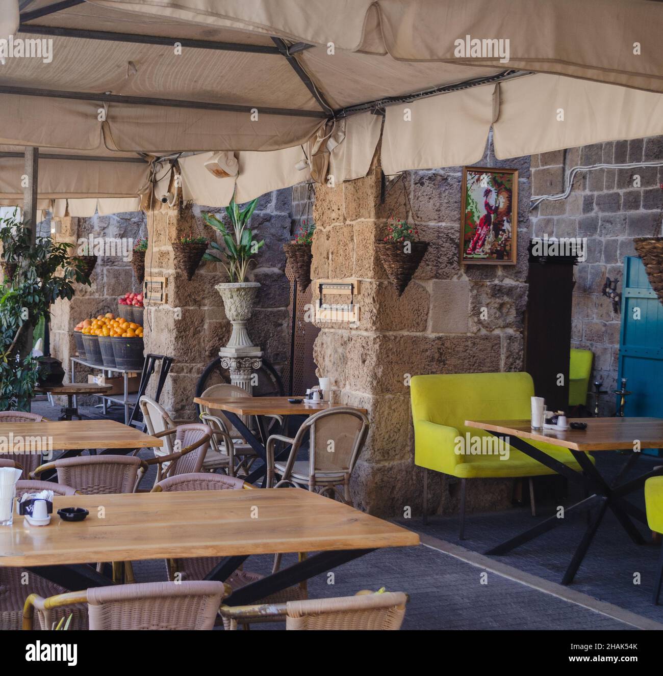 Restaurant vide en attente des clients dans la vieille ville d'Acre, Israël.Point de vue très commun en Israël pendant le confinement. Banque D'Images