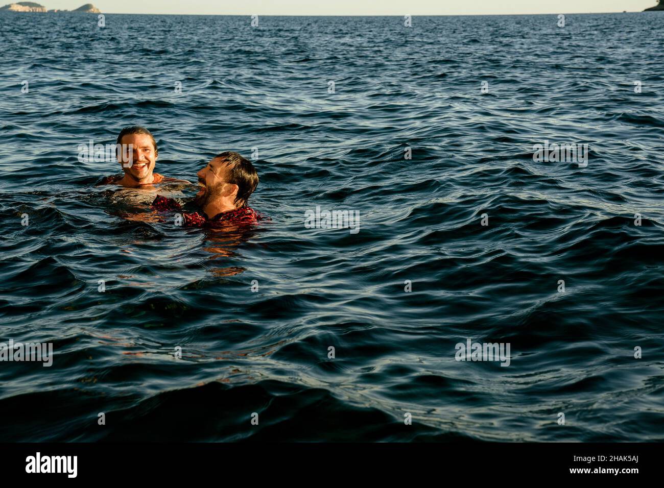 DATE DE SORTIE : 22 avril 2022 TITRE : le poids insupportable du talent massif.STUDIO: Lionsgate.DIRECTEUR: Tom Gormican.COMPLOT : un Nicolas cage, à court d'argent, accepte de faire une apparition rémunérée lors de la fête d'anniversaire d'un super fan milliardaire, mais est vraiment un informateur pour la CIA puisque le fan milliardaire est un pivot de drogue et se jette dans un film Tarantino.AVEC: PEDRO PASCAL comme Javi, NICOLAS CAGE comme NIC cage (Credit image: © Lionsgate/Entertainment Pictures) Banque D'Images