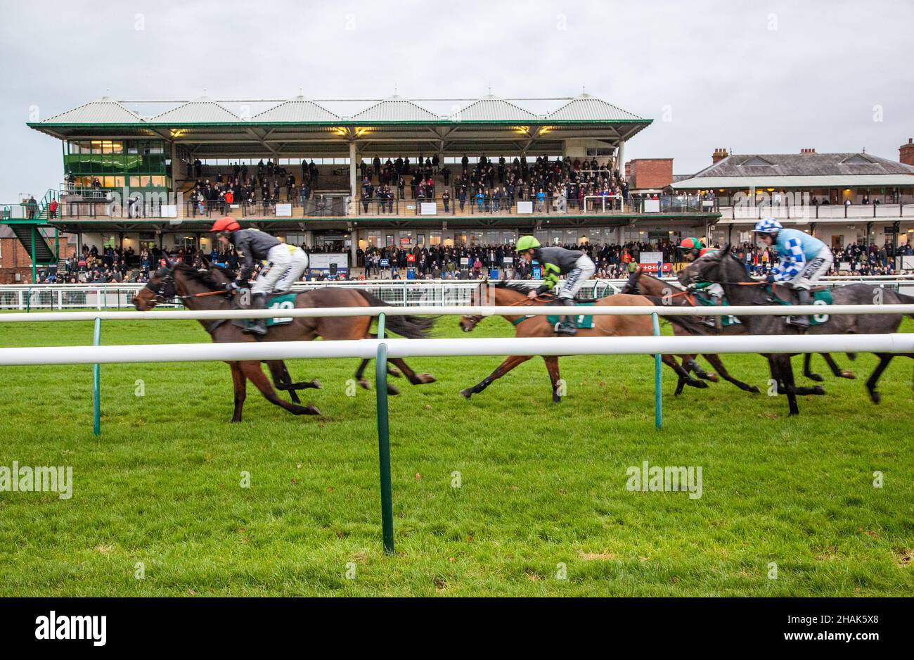 Course de chevaux de chasse nationale à Warwick racecourse England UK avec action devant le stand principal lors de la réunion de décembre Banque D'Images