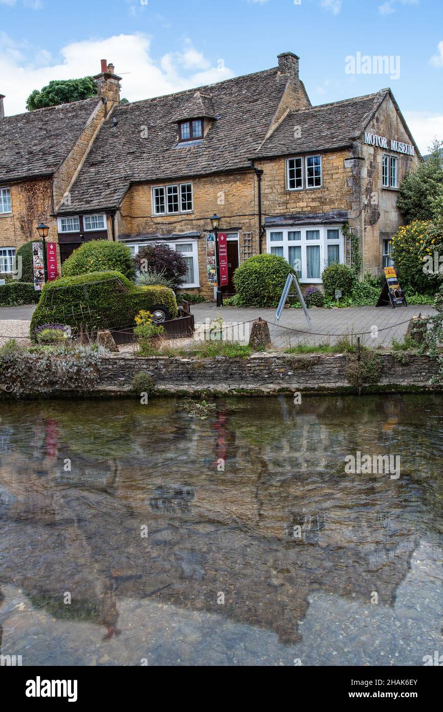 Bourton-on-the-Water est un village situé dans la région rurale des Cotswolds, dans le centre-sud de l'Angleterre.À cheval sur la rivière la ruée vers le vent est connue pour ses ponts bas. Banque D'Images